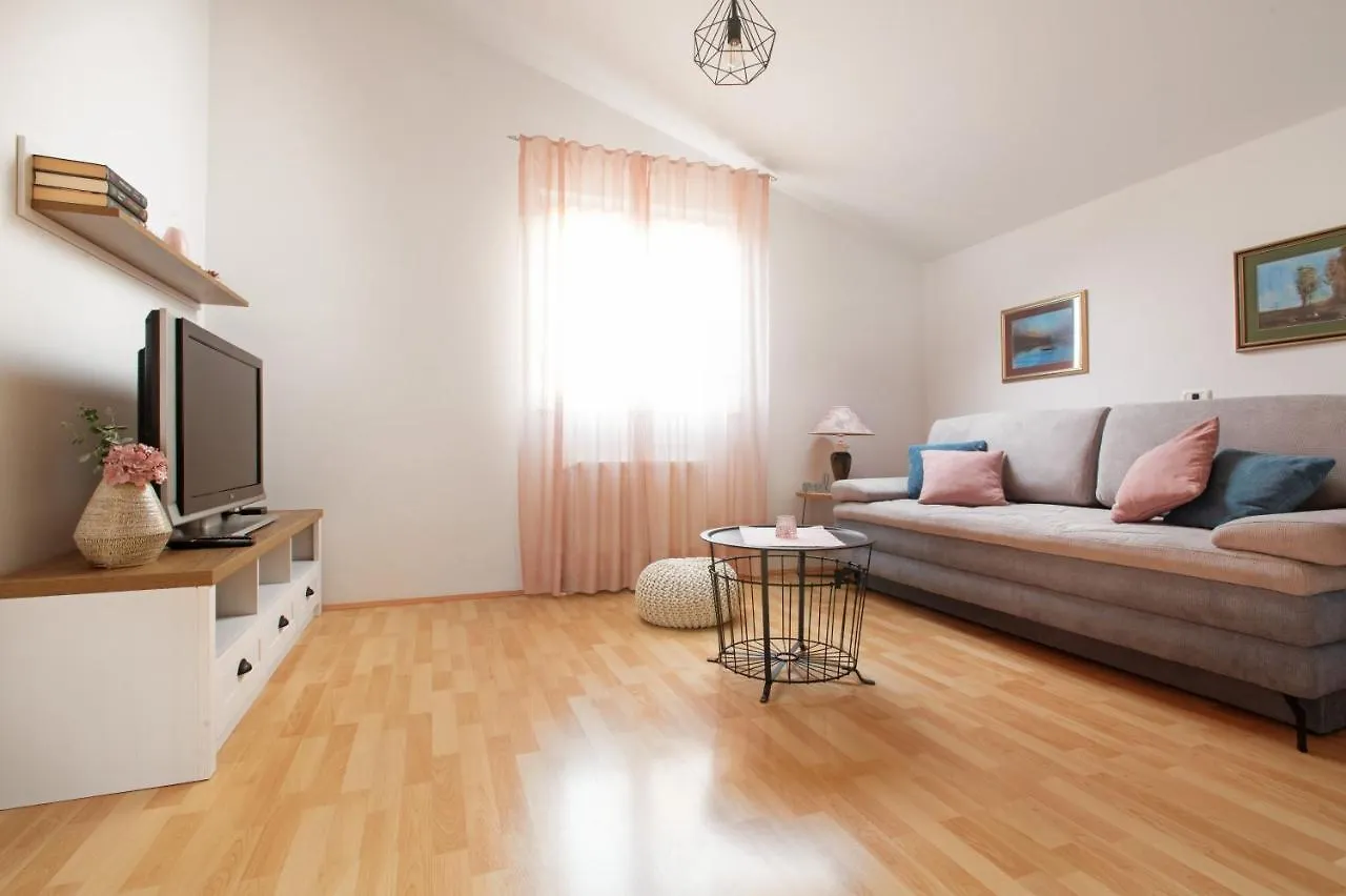 Apartments Irena With Sea View Fažana 0*,  Kroatien
